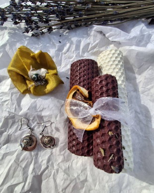 Set cadou handmade cu cercei cu pietre de jad, brosa din matase cu piatra de jad si lumanari de decor rulate