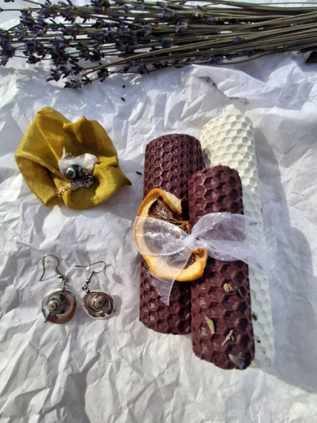 Set cadou handmade cu cercei cu pietre de jad, brosa din matase cu piatra de jad si lumanari de decor rulate