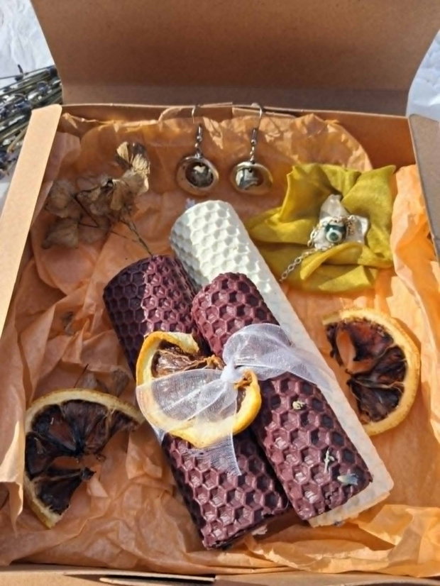 Set cadou handmade cu cercei cu pietre de jad, brosa din matase cu piatra de jad si lumanari de decor rulate
