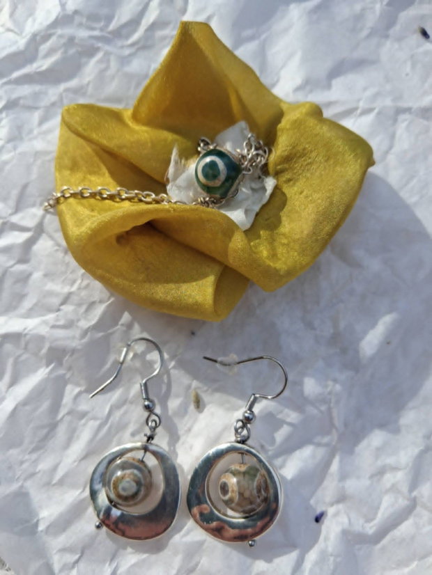 Set cadou handmade cu cercei cu pietre de jad, brosa din matase cu piatra de jad si lumanari de decor rulate