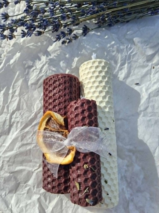 Set cadou handmade cu cercei cu pietre de jad, brosa din matase cu piatra de jad si lumanari de decor rulate