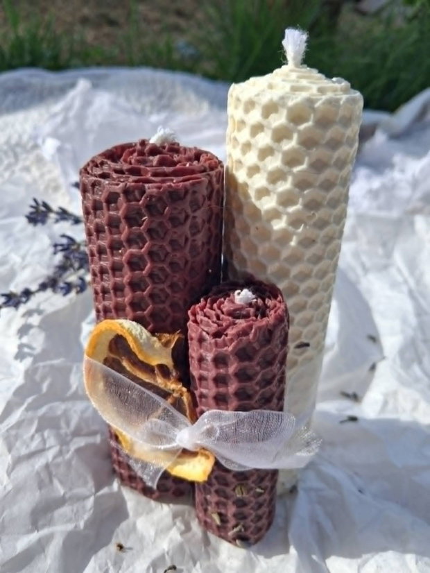 Set cadou handmade cu cercei cu pietre de jad, brosa din matase cu piatra de jad si lumanari de decor rulate