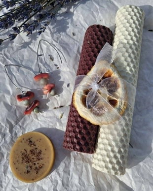 Mini set cadou cercei cu pietre naturale si scoici, medalion din ceara de albine si lumanari decorative parfumate rulate