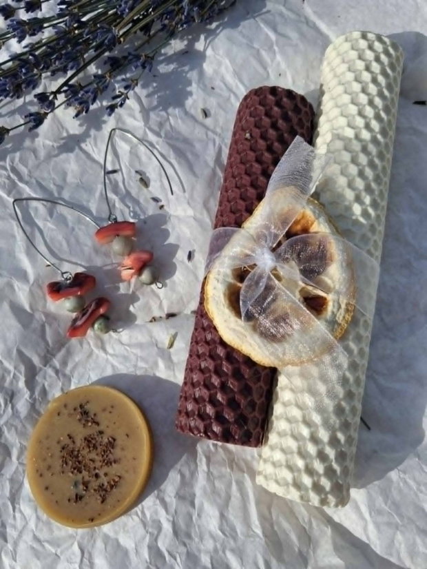 Mini set cadou cercei cu pietre naturale si scoici, medalion din ceara de albine si lumanari decorative parfumate rulate