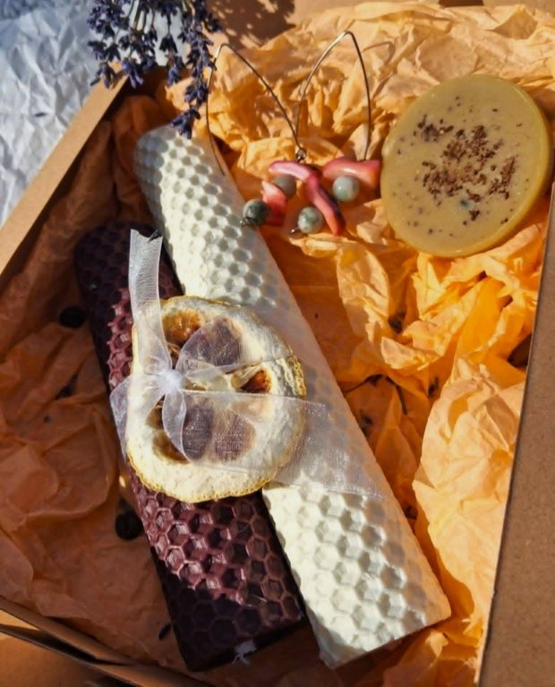 Mini set cadou cercei cu pietre naturale si scoici, medalion din ceara de albine si lumanari decorative parfumate rulate
