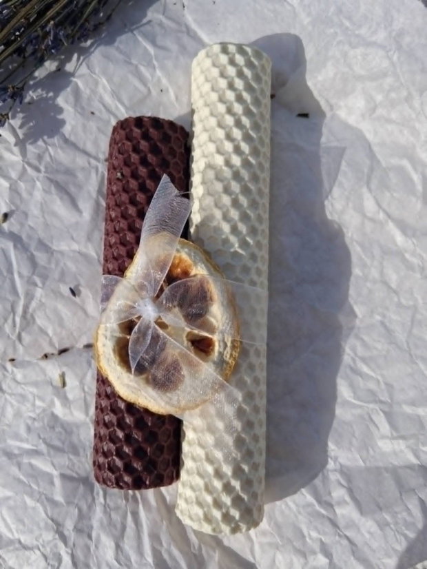Mini set cadou cercei cu pietre naturale si scoici, medalion din ceara de albine si lumanari decorative parfumate rulate