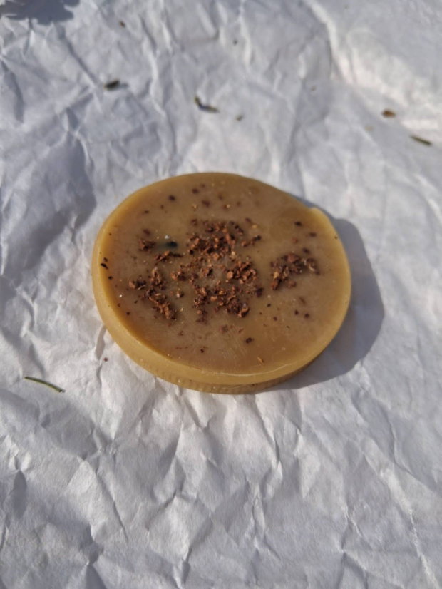 Mini set cadou cercei cu pietre naturale si scoici, medalion din ceara de albine si lumanari decorative parfumate rulate