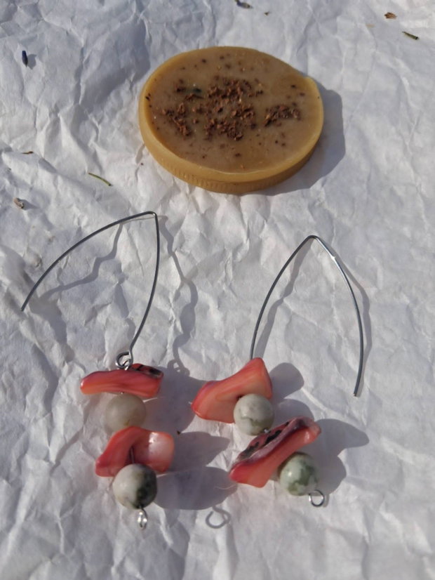 Mini set cadou cercei cu pietre naturale si scoici, medalion din ceara de albine si lumanari decorative parfumate rulate