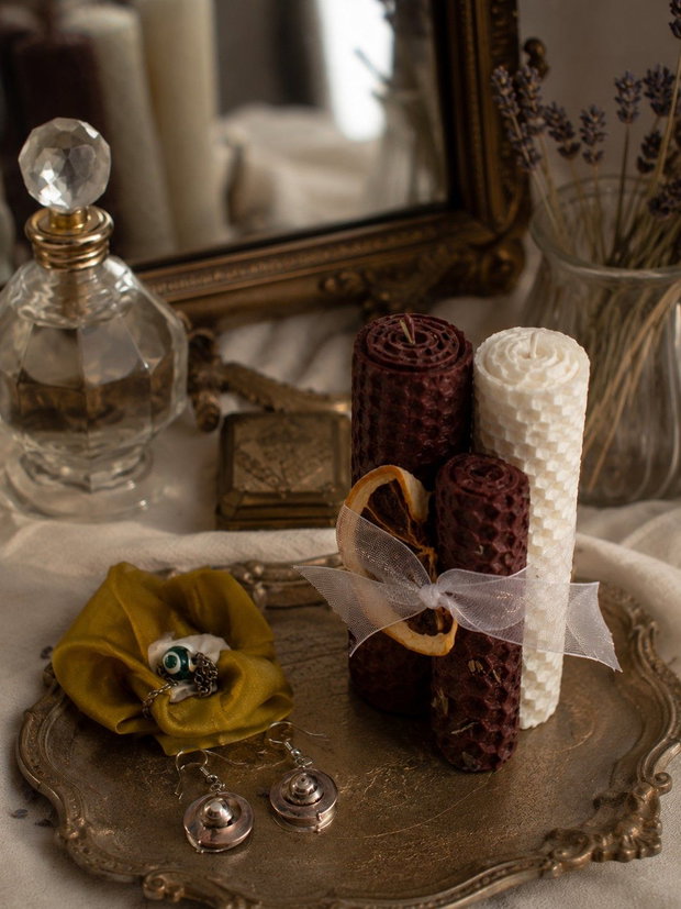Set cadou handmade cu cercei cu pietre de jad, brosa din matase cu piatra de jad si lumanari de decor rulate