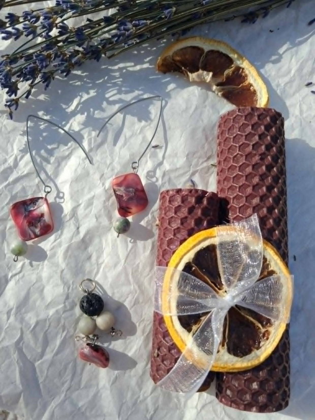 Set cadou pentru femei cu cercei si pandantiv cu pietre naturale si scoici si lumanari parfumate de decor