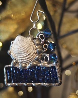 Pandantiv scoica naturala cristale Swarovski și sticla tehnica vitraliu