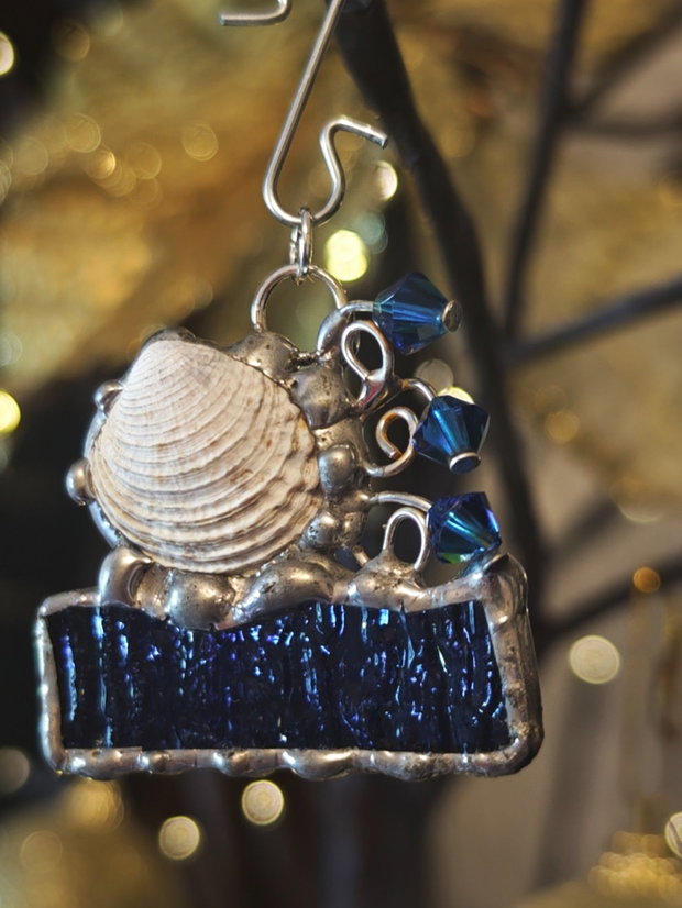 Pandantiv scoica naturala cristale Swarovski și sticla tehnica vitraliu