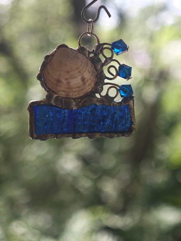 Pandantiv scoica naturala cristale Swarovski și sticla tehnica vitraliu