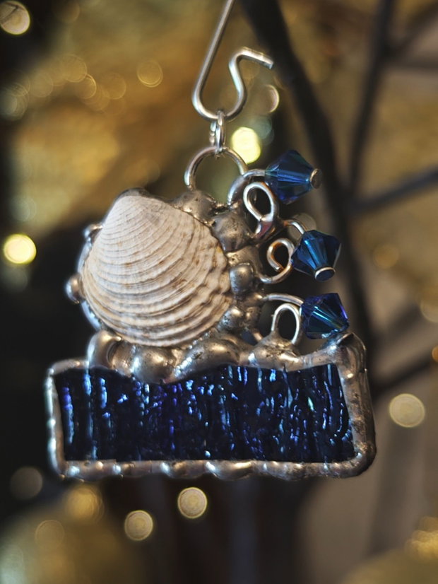 Pandantiv scoica naturala cristale Swarovski și sticla tehnica vitraliu