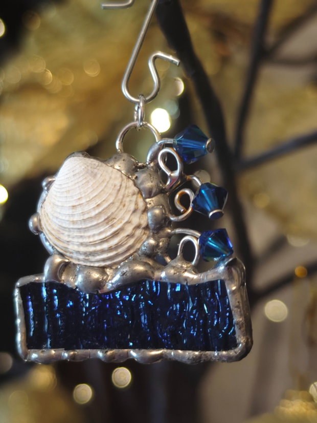 Pandantiv scoica naturala cristale Swarovski și sticla tehnica vitraliu