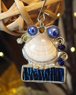 Pandantiv scoica naturala, perle sticla si cristale Swarovski  tehnica vitraliu