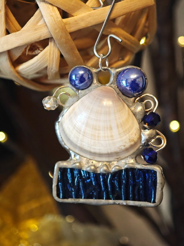 Pandantiv scoica naturala, perle sticla si cristale Swarovski tehnica vitraliu