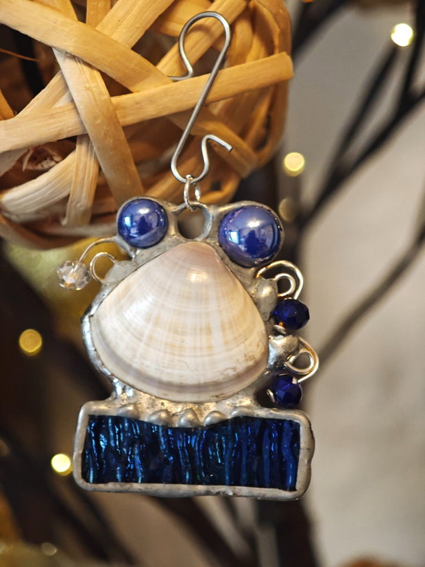 Pandantiv scoica naturala, perle sticla si cristale Swarovski tehnica vitraliu