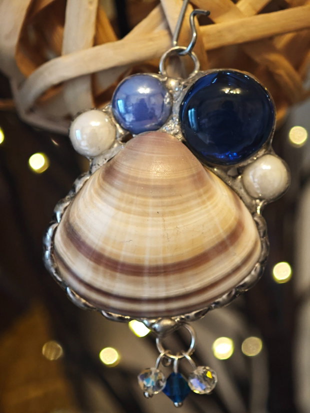 Pandantiv scoica naturala, perle sticla si cristale Swarovski tehnica vitraliu