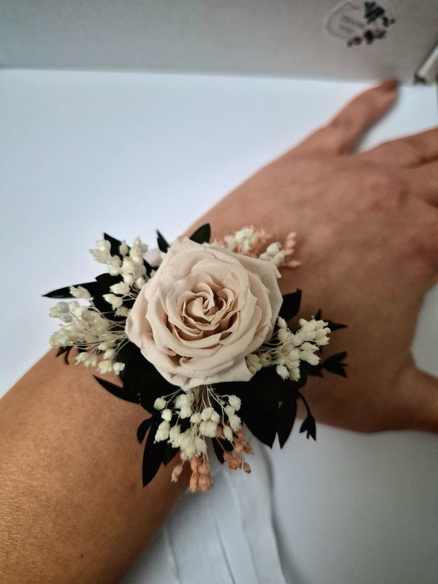 Set Cocardă și Brățară Mire / Mireasă , Naș / Nașă cu trandafir mic criogenat și flori naturale uscate și stabilizate , Pink , Roz pudrat , Roz Pastel - Alb - Verde