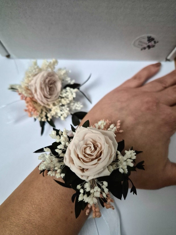 Set Cocardă și Brățară Mire / Mireasă , Naș / Nașă cu trandafir mic criogenat și flori naturale uscate și stabilizate , Pink , Roz pudrat , Roz Pastel - Alb - Verde