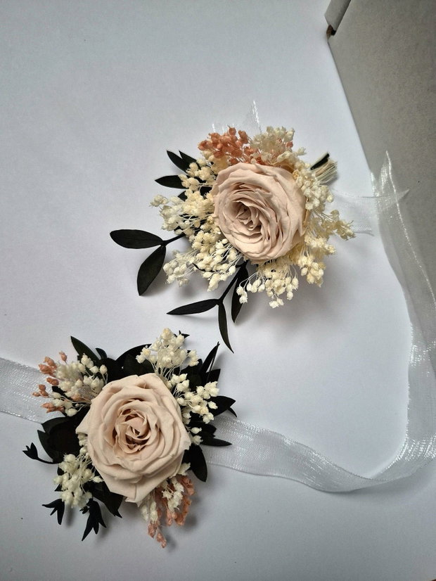 Set Cocardă și Brățară Mire / Mireasă , Naș / Nașă cu trandafir mic criogenat și flori naturale uscate și stabilizate , Pink , Roz pudrat , Roz Pastel - Alb - Verde