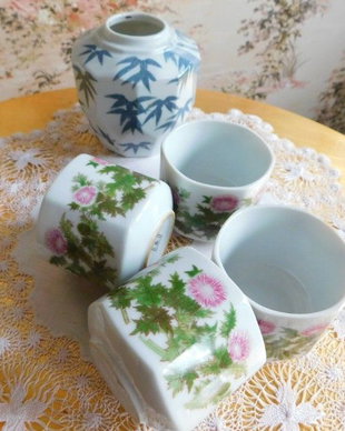 Portelan vintage  Japonia,  4  canite sau  pahare,  deosebite, cadou vaza flori Japonia