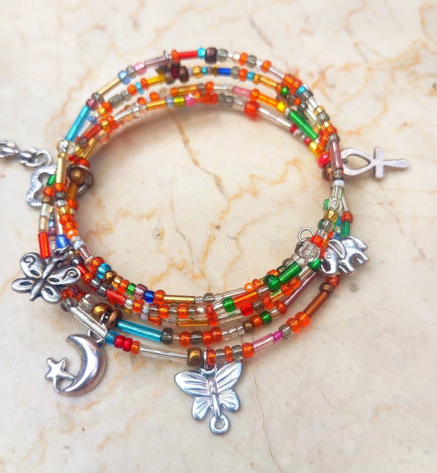 bratara boho multicolora cu charmuri argintii