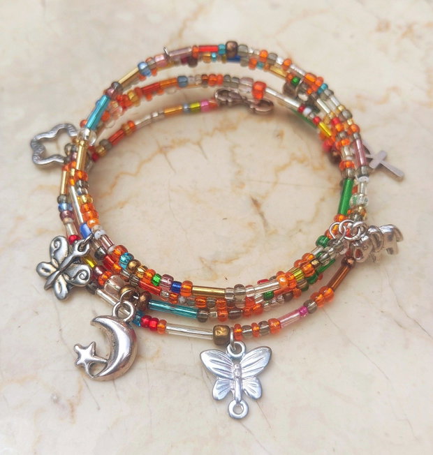 bratara boho multicolora cu charmuri argintii