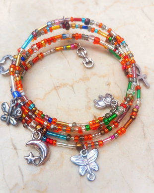 bratara boho multicolora cu charmuri argintii
