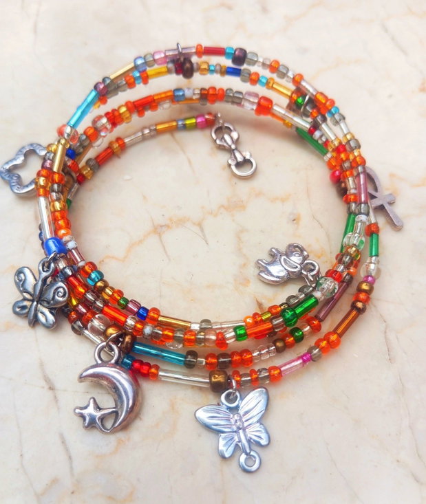 bratara boho multicolora cu charmuri argintii
