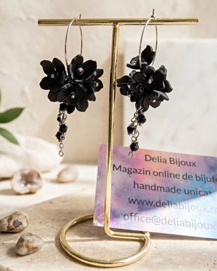 Cercei statement handmade lungi cu flori negre, inox și cristale din sticlă, Cadou Femei (cod1446) - cadouri femei, cercei eleganti botez, bijuterii unicat flori
