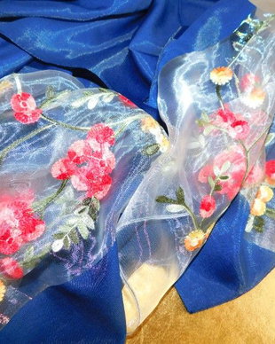 Esarfa noua, lina cu matase  naturala,   broderie  mecanica la ambele capete,