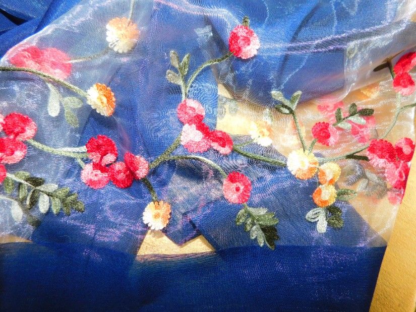 Esarfa noua, lina cu matase naturala, broderie mecanica la ambele capete,
