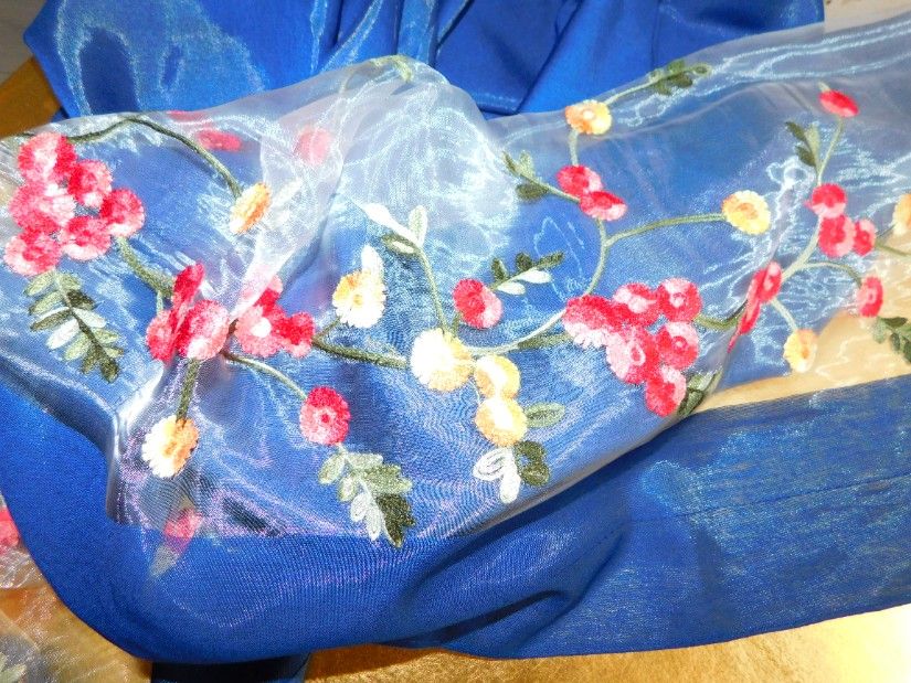 Esarfa noua, lina cu matase naturala, broderie mecanica la ambele capete,