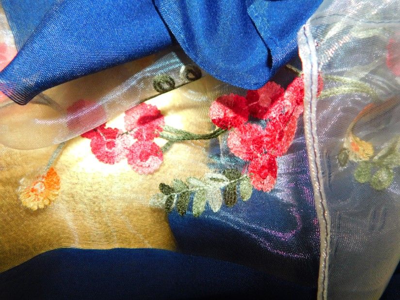 Esarfa noua, lina cu matase naturala, broderie mecanica la ambele capete,