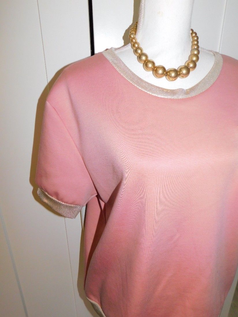 Bluza noua, deosebita , masura  48,   etichete atasate