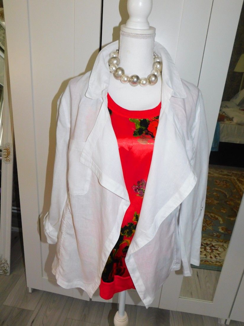 Blazer  usor in, brand C & A,   masura  libera  48 - 50 , nou, etichete  atasate