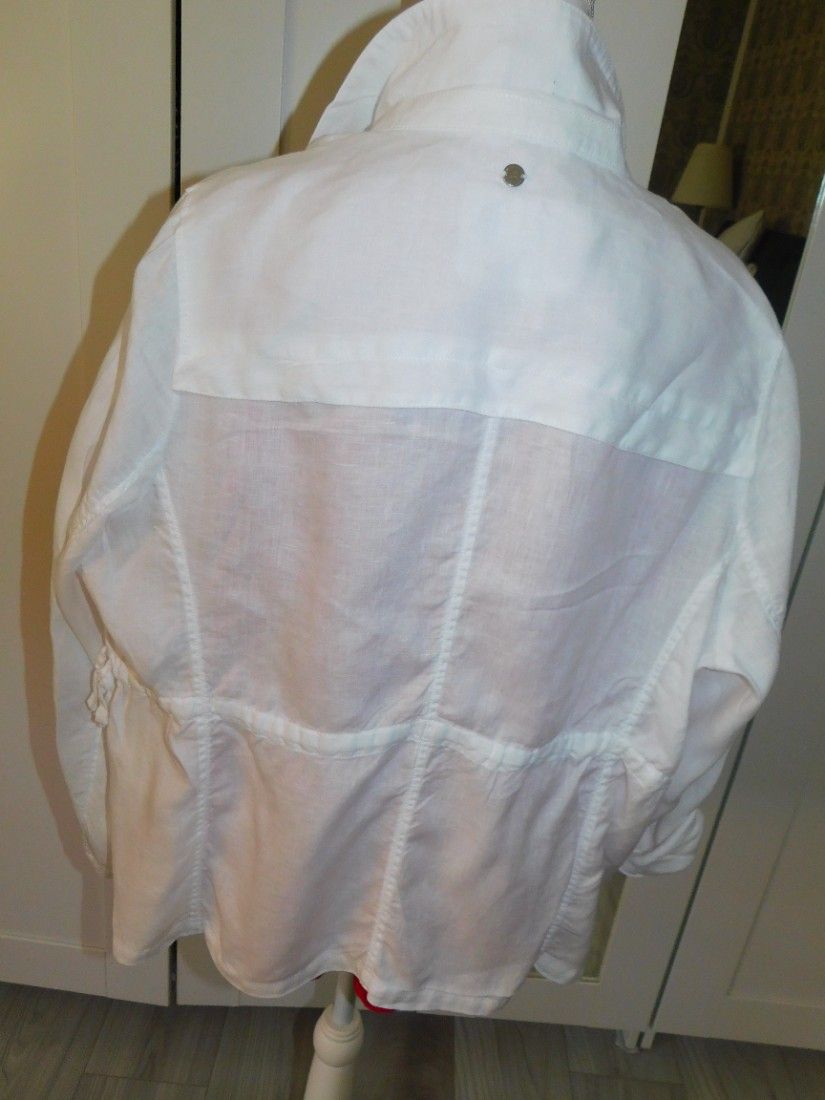 Blazer  usor in, brand C & A,   masura  libera  48 - 50 , nou, etichete  atasate