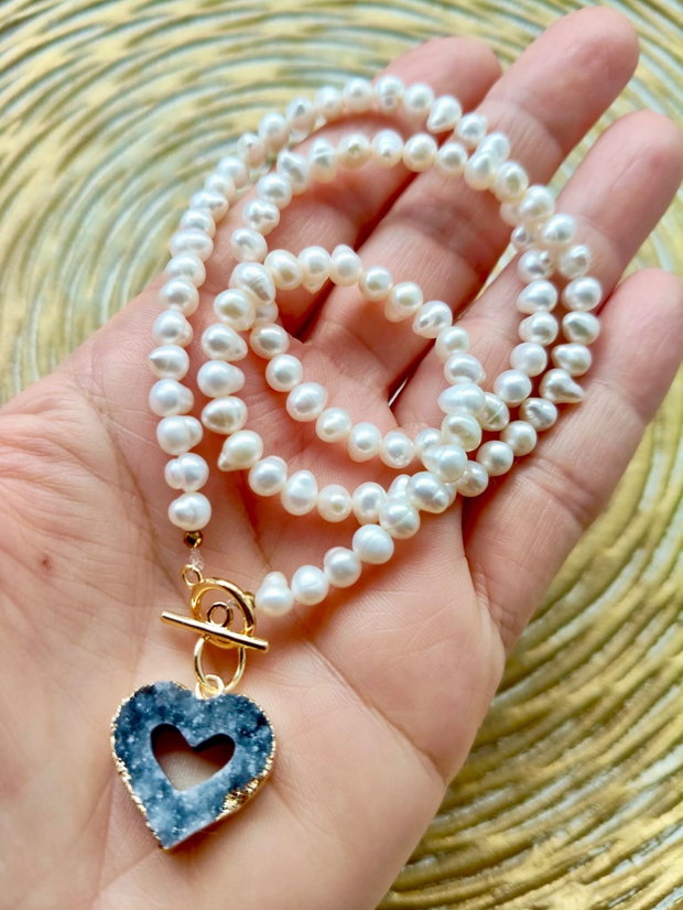 Colier perle de cultura albe & inima Druzy