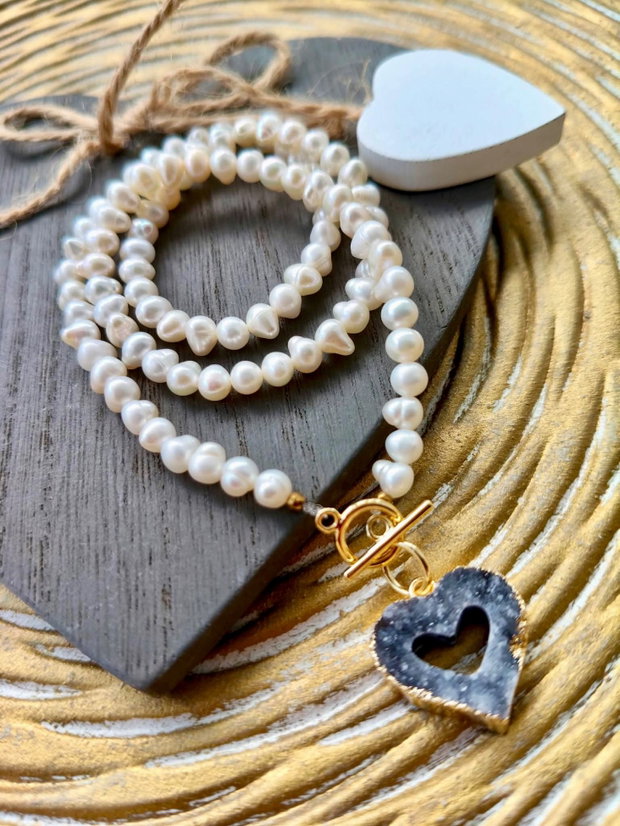 Colier perle de cultura albe & inima Druzy