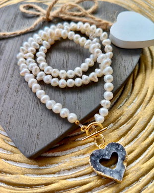 Colier perle de cultura albe & inima Druzy