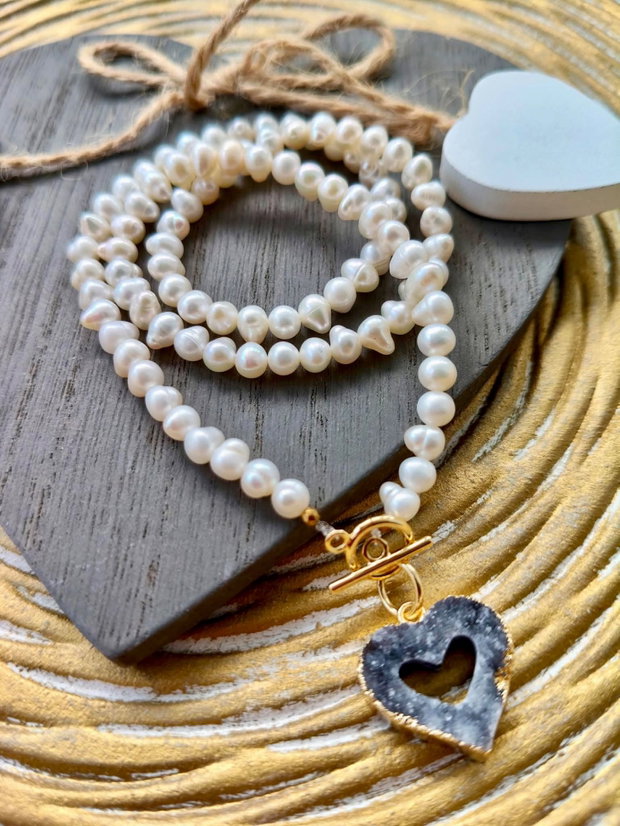 Colier perle de cultura albe & inima Druzy