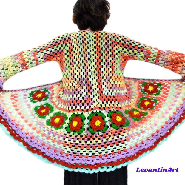 Cardigan lung multicolor cu flori si volane, cardigan dama boho handmade, pulover descheiat cu maneci clopot, marime universala