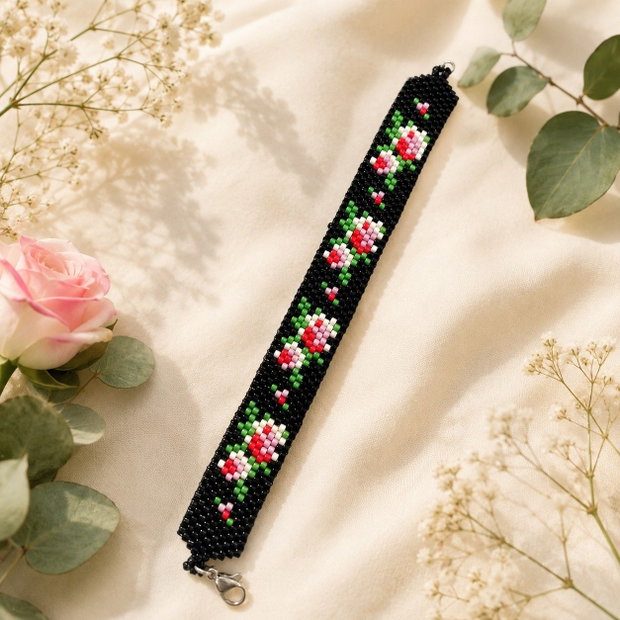 Bratara din margele cu model floral