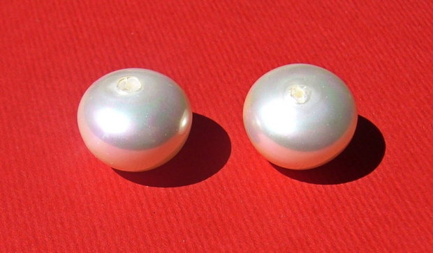 (2 bucati) Perle tip Mallorca semi-gaurite aprox 14x11.5 mm