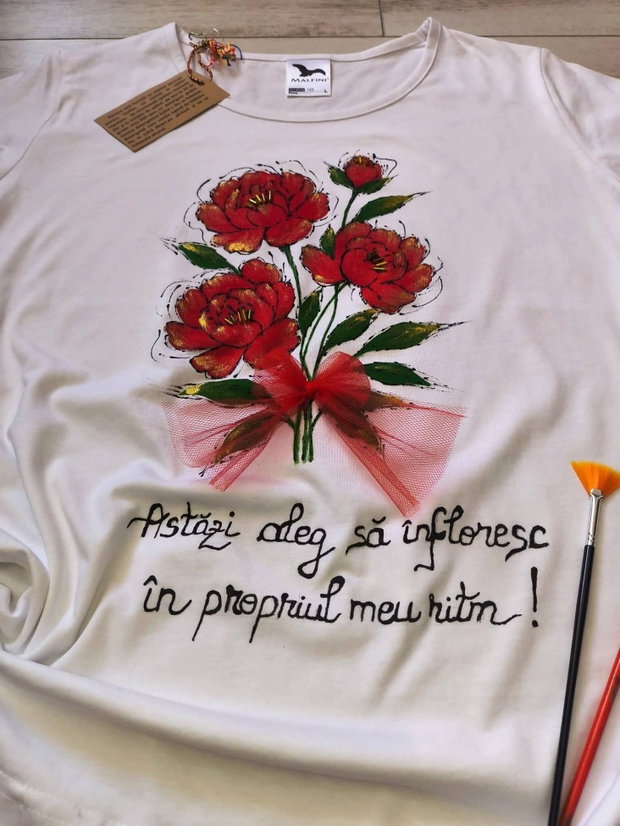 Tricou pictat manual