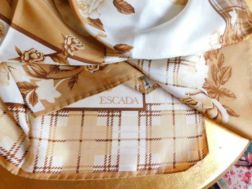 ESCADA - esarfa noua matase naturala spectaculoasa 90- x 90 cm