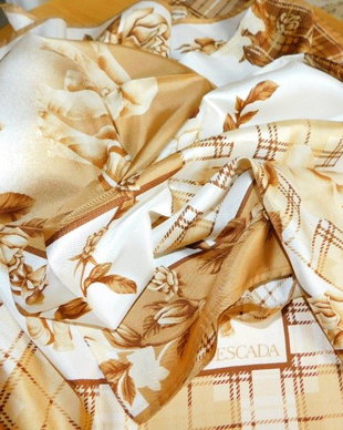 ESCADA  - esarfa noua matase  naturala  spectaculoasa 90- x 90 cm