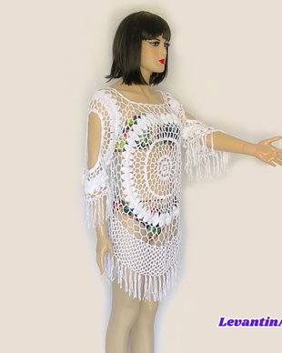 Rochie albă de plajă croșetată manual, bikini cover up elegant cu franjuri, tunică de vară handmade, mărime universală